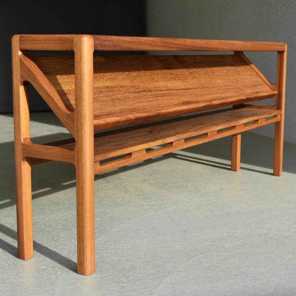 Retro dressoir van iroko met legplanken | Maatwerk kast uit Zeist volledig in beeld